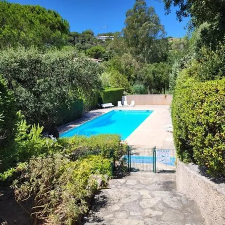 펜션 Charmante Maison Mitoyenne Avec Piscine, Jardin Et Acces Prive A La