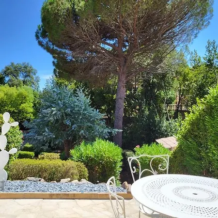 Semesterbostad Charmante Maison Mitoyenne Avec Piscine, Jardin Et Acces Prive A La Sainte-Maxime