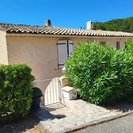 Charmante Maison Mitoyenne Avec Piscine, Jardin Et Acces Prive A La 펜션 생트막시메