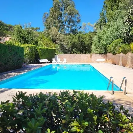 펜션 Charmante Maison Mitoyenne Avec Piscine, Jardin Et Acces Prive A La *