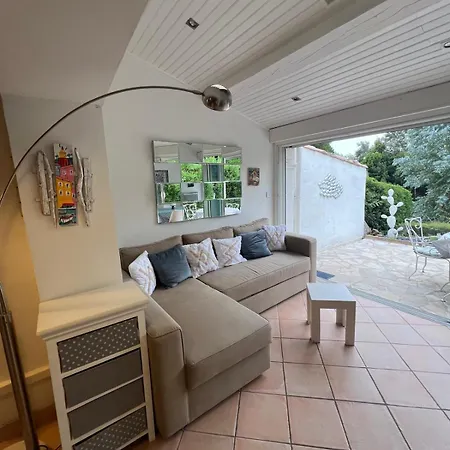 Charmante Maison Mitoyenne Avec Piscine, Jardin Et Acces Prive A La