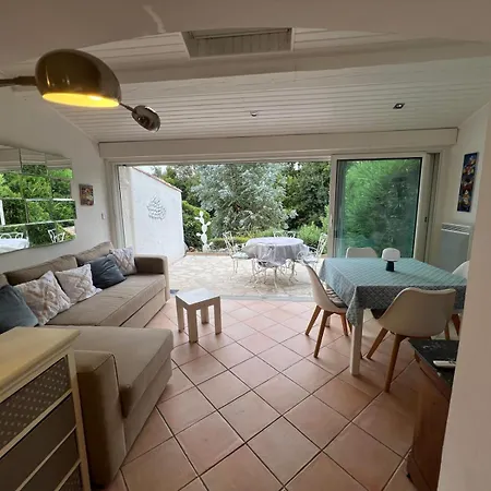 Charmante Maison Mitoyenne Avec Piscine, Jardin Et Acces Prive A La *