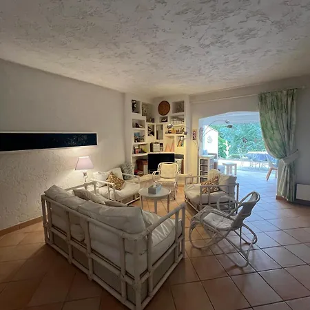 Hébergement de vacances Charmante Maison Mitoyenne Avec Piscine, Jardin Et Accès Privé à La